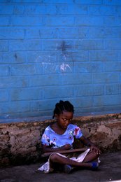 Archipel-des-Comores;-Écriture;-Enfant;-Fillette;-France;-Kaleidos;-Kaleidos-images;-La-parole-à-limage;-Laurent-Abad;-Mayotte;-Mur-bleu;-Océan-Indien;-Planche;-Stories-Pictures;-Vie-quotidienne